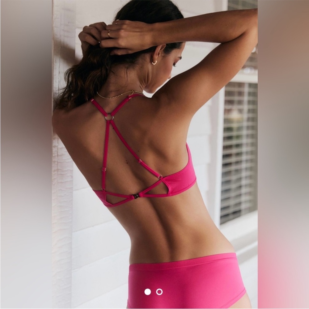 NWT S/M - The Renna Seamless V-Neck Racerback Bra in Hot Pink